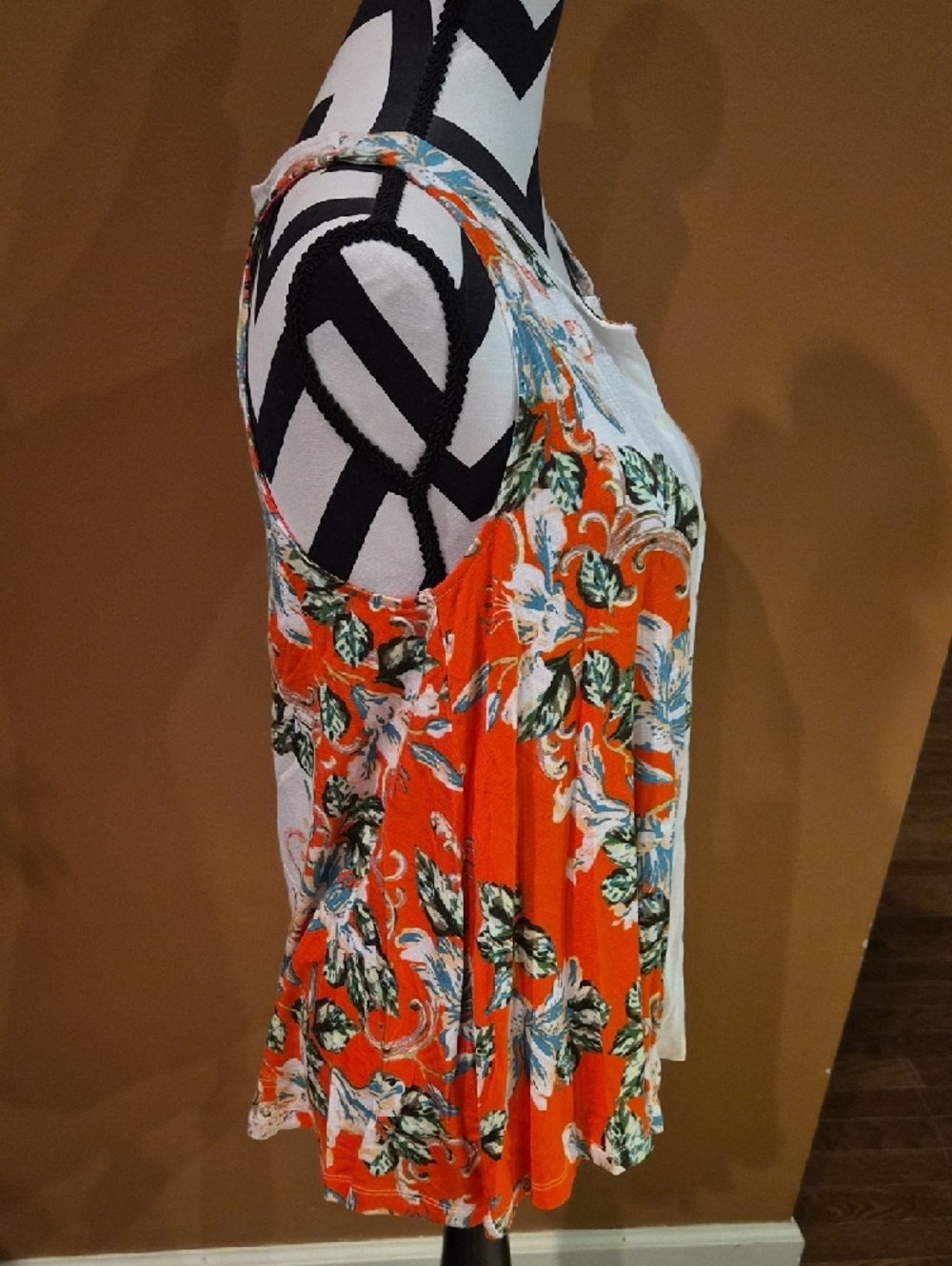 Button-Front Floral Tank Top in Orange & White - Picture 3 of 5